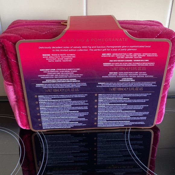 Baylis & Harding Limited Edition Wild Fig & Pomegranate Deluxe Wash Bag Gift Set - Picture 3 of 4